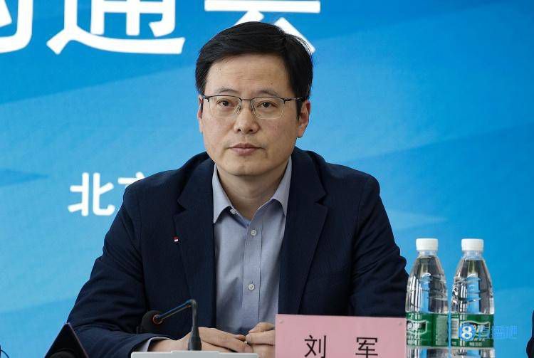 陈忠磊这时候从怀里取出一个防水的塑料圆筒，从里面取出一副万破军亲手写的毛笔字，上面只有八个字：神挡杀神、佛挡杀佛。